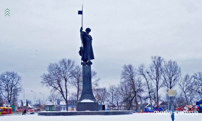 Давыд-Гарадзенскі выглядае самотна, на плошчы ўдзень людзей амаль няма