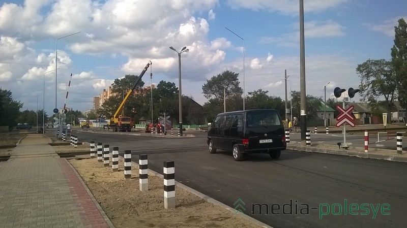 Через ж/д переезд пинчане уже давно ездят