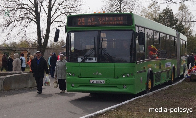 На Радаўніцу пінскі аўтапарк пускае адмыслвыя аўтобусы да могілак, якія курсуюць праз 15 хвілін