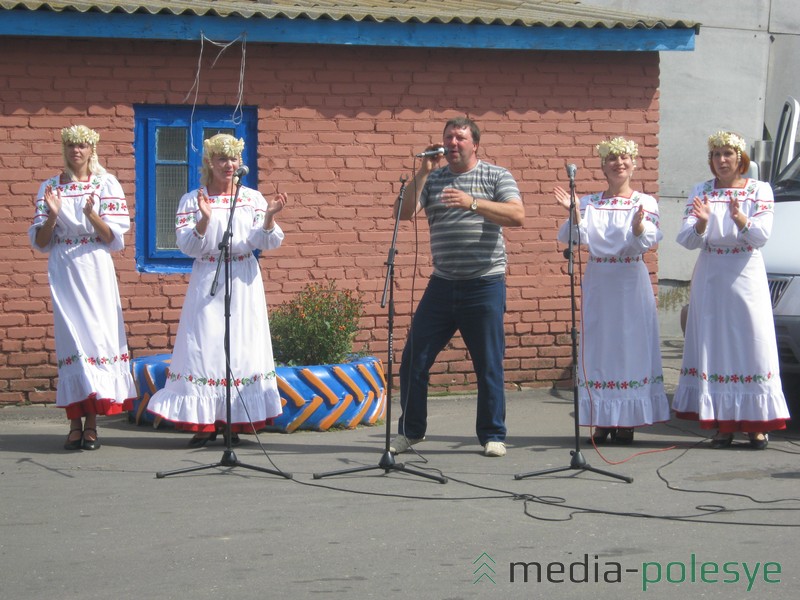 Выезды в хозяйства района коллектив «Ярок» продолжит до конца августа. Фото предоставил В.Шуркало