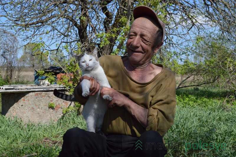 Андрей, живёт один. Считает, что получает мало помощи от государства