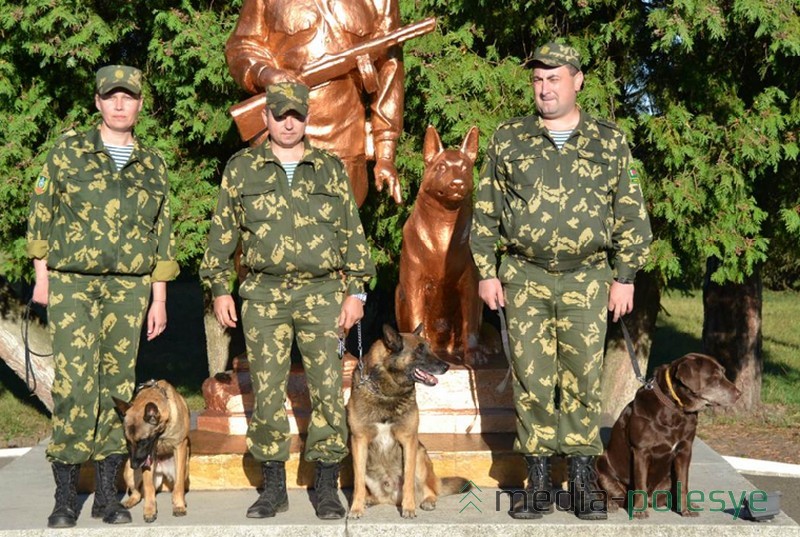 Команда белорусских кинологов в кинологическом центре в украинском городе Великие Мосты до начала соревнований. Евгений Бухман и Джесси – первые справа