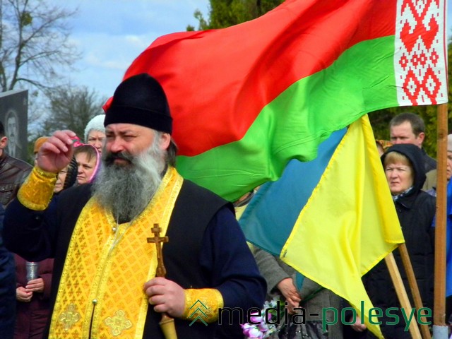 На могілках прысутнічала афіцыйная сімволіка з траурнай стужкай