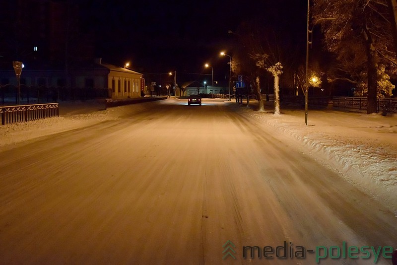 Улицы, по которым ходит общественный транспорт, уже практически в порядке, осталось посыпать