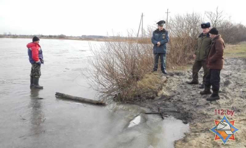 Во время рейда столинские спасатели объясняют рыбакам опасность нахождения на льду. Февраль, 2016 год 