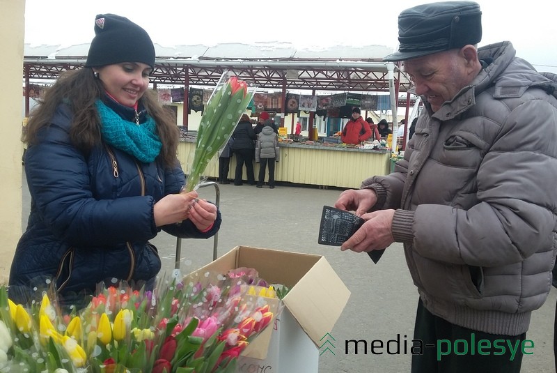 Много цветов и на рынке. В основном – тюльпаны