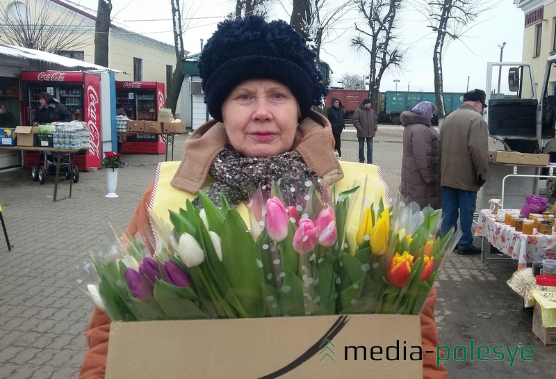  - Говорят, рано ещё и денег нет, зарплаты упали... А я вот закупила цветов и теперь думаю, хоть бы своё вернуть. Я всегда пирожки продавала, а сейчас вот с тюльпанами стою. Не хотят тюльпанов, пирожков хотят!