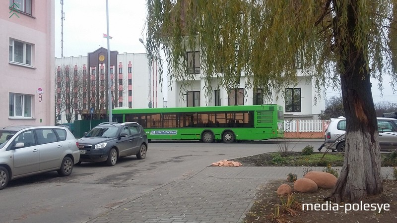 Сначала городской автобус стоял возле школьного, а потом отъехал пару метров вперед