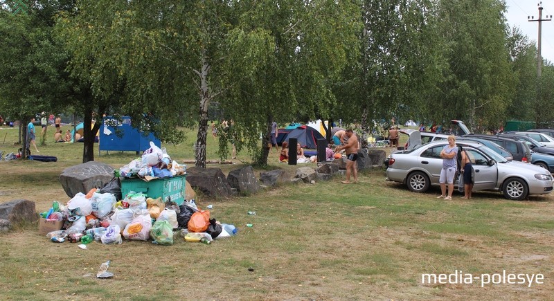 В разгар купального сезона в прошлом году. Пройти 50 метров и выбросить мусор в большой и полупустой контейнер некоторым отдыхающим невмоготу. Фото из архива Медиа-Полесья