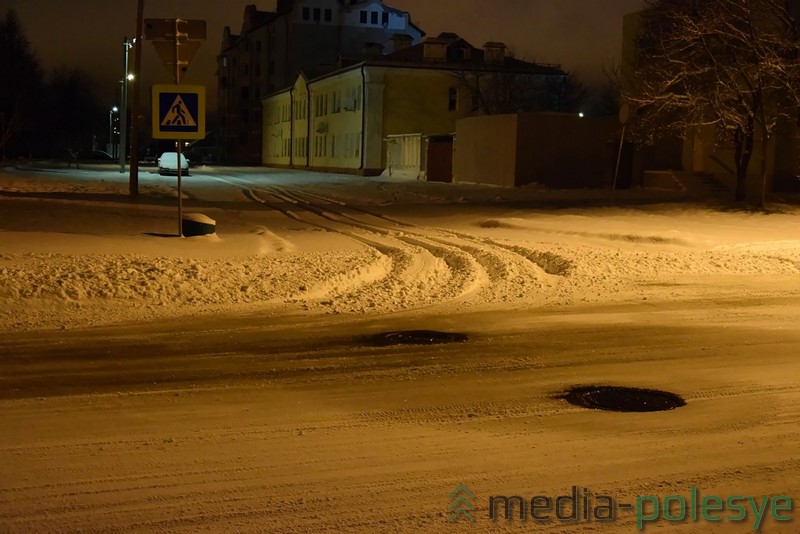 Выезды со дворов и второстепенных улиц пересыпаны снегом, убранным с центральных проездов