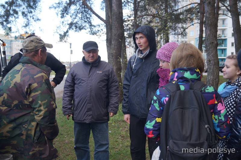 Лесничий Андрей Толковец  (в центре) распределяет обязанности