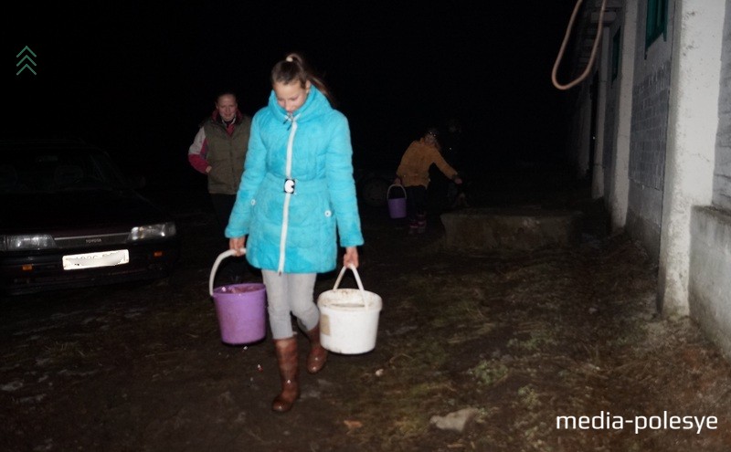 Много воды приходится носить руками