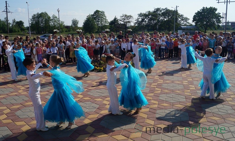 Поздравить пловцов пришёл танцевальный коллектив «Мириданс»