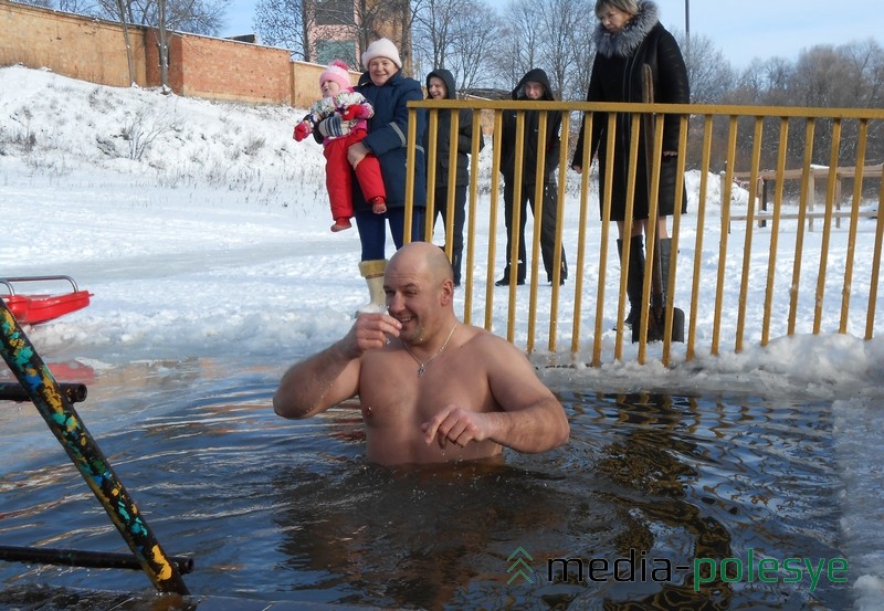 Водолаз Дмитрий Симончик тоже окунулся  в купели