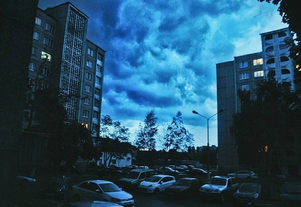 #тучи #вечер #город #двор #дома #небо #clouds #evening #city #houses #sky