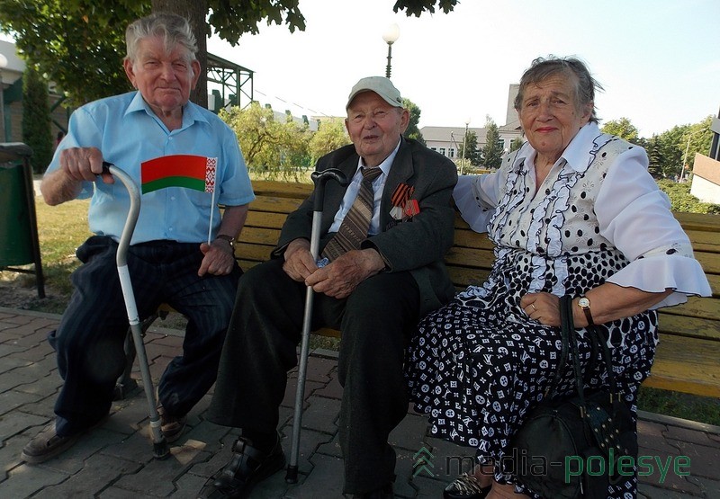 Ветераны укрылись в тени деревьев