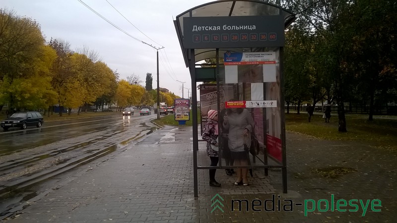 Остановочный навес нового дизайна. На этой боковой стенке раньше было расписание движения автобусов