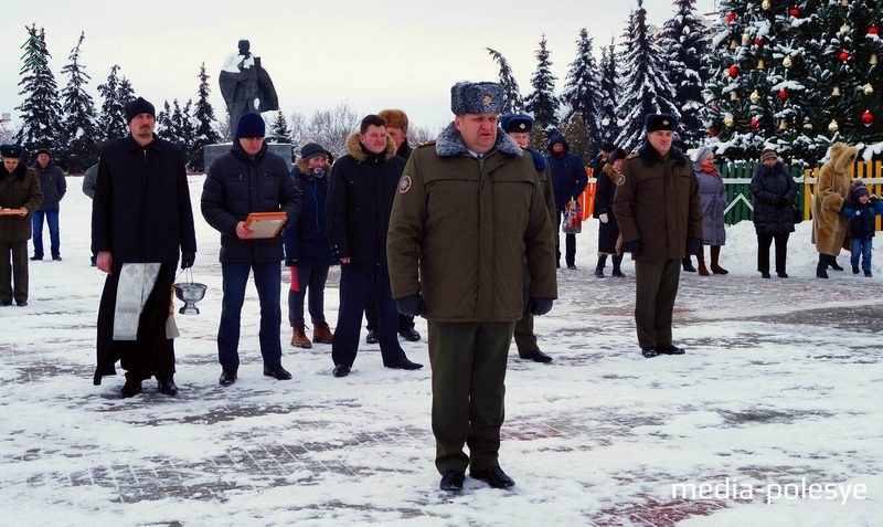 Начальник Пинского ГРОЧС Вячеслав Лозюк поздравляет коллег с праздником