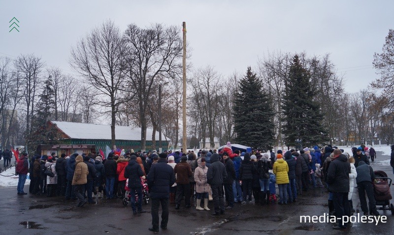 К открытию праздничной программы в парке было немноголюдно