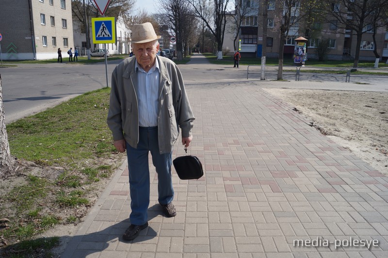 Иван Иванович Жук направляется на заседание суда