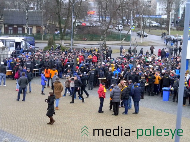 Только за 10 минут до начала матча открыли вторые ворота для прохода болельщиков