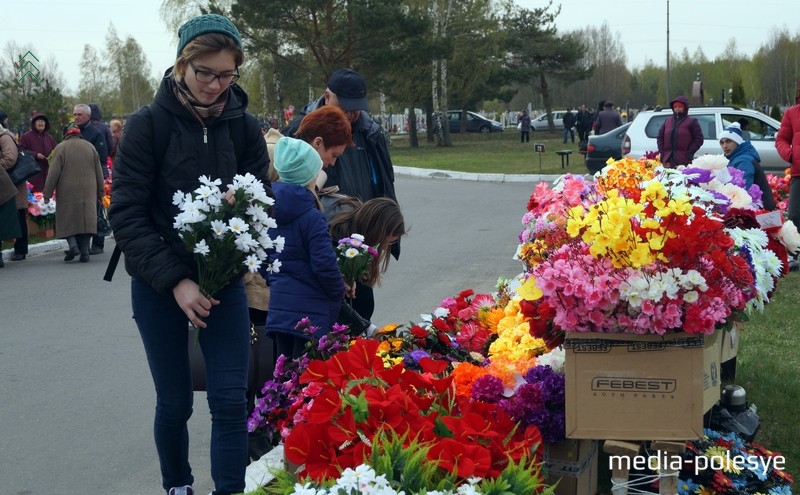 На могілках утвораны цэлыя гандлёвыя рады са штучнымі кветкамі