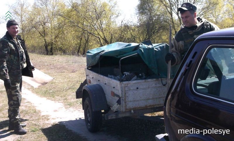 Всего убрали и вывезли около 10м³ мусора