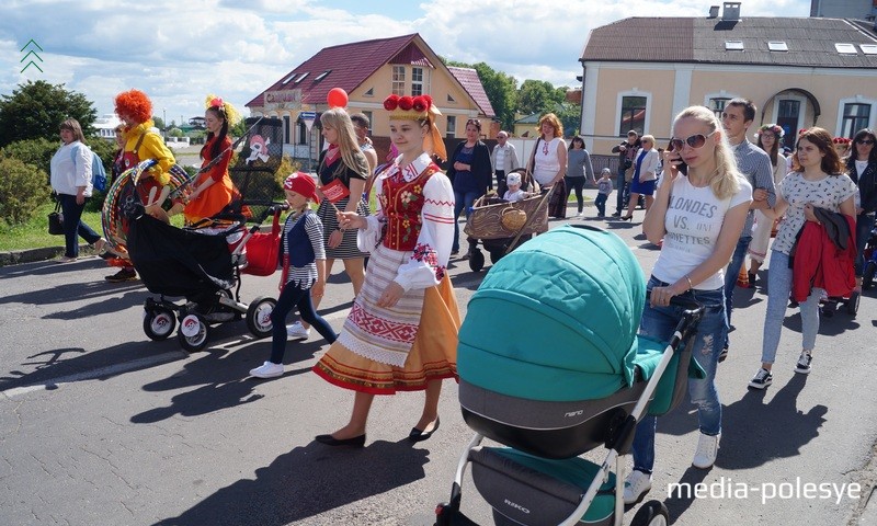 В шествии участвовали и обычные, неукрашенные коляски