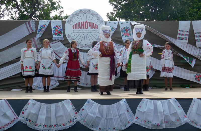 Удзельніцы паказу аўтэнтычных касцюмаў Столінскага раёна