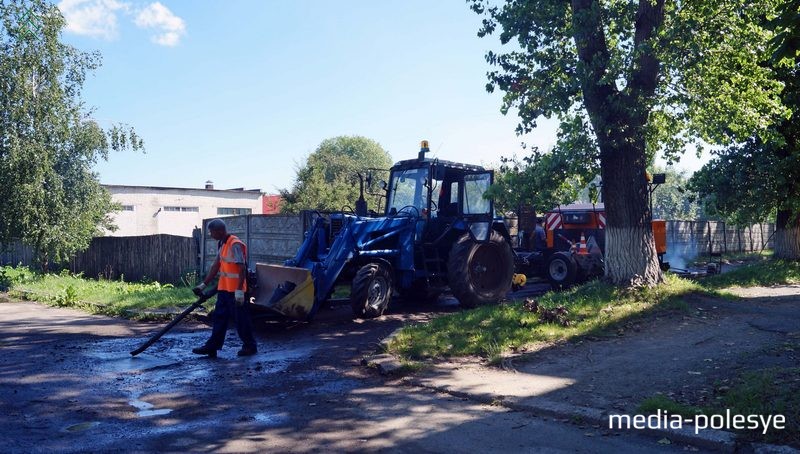 Перед началом ремонта яму в асфальте надо очистить