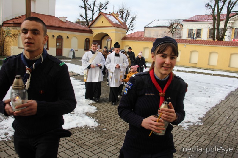 Невялічкая працэссія дастаўкі агню ў будынак касцёла