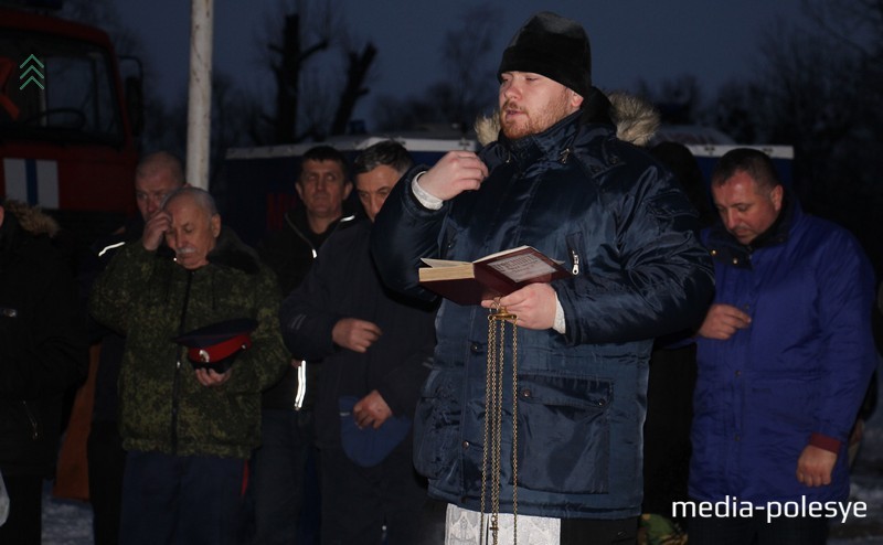 Отец Виталий освятил воду в реке