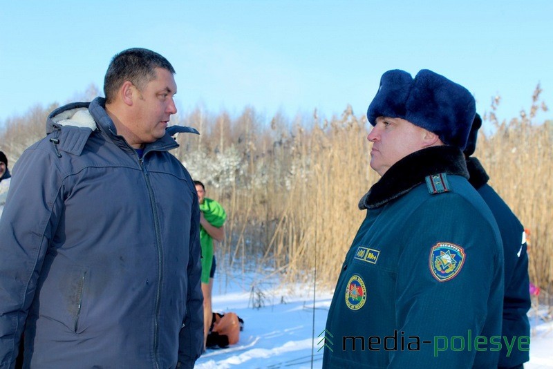 Сергей Невдах (слева) - организатор купаний с коллегой Дмитрием Титовичем