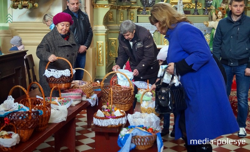 Прыхаджане растаўляюць кошыкі з велікоднымі стравамі