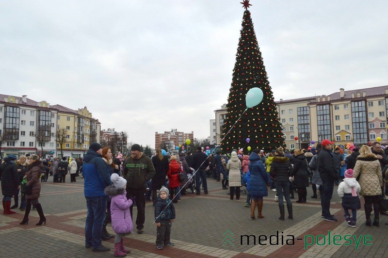 Пинчане соскучились по праздникам, поэтому на площади Ленина было многолюдно