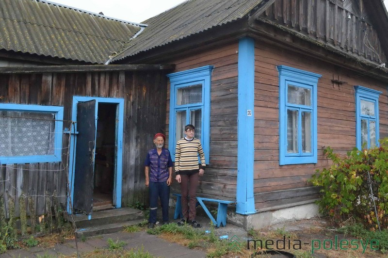 У входа в музей его основатели Владимир Федорович и Андрей Полюхович