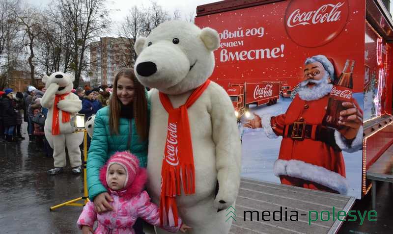 Фото с белым медведем на память