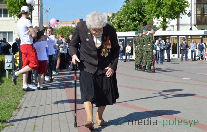 Ветераны, не смотря на прожитые годы идут на площадь отмечать День Победы