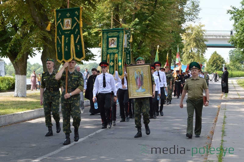 Шествие к мемориалу воинам-освободителям Пинска под православными хоругвами