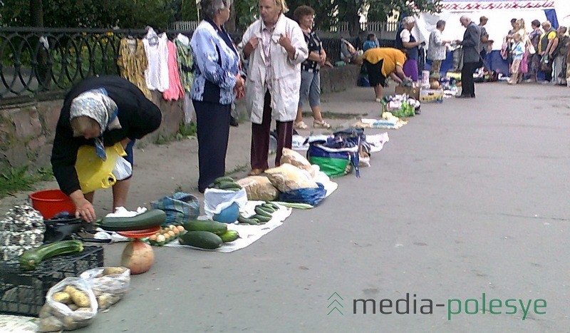 Дорога к рынку заполнена нелегальными торговцами