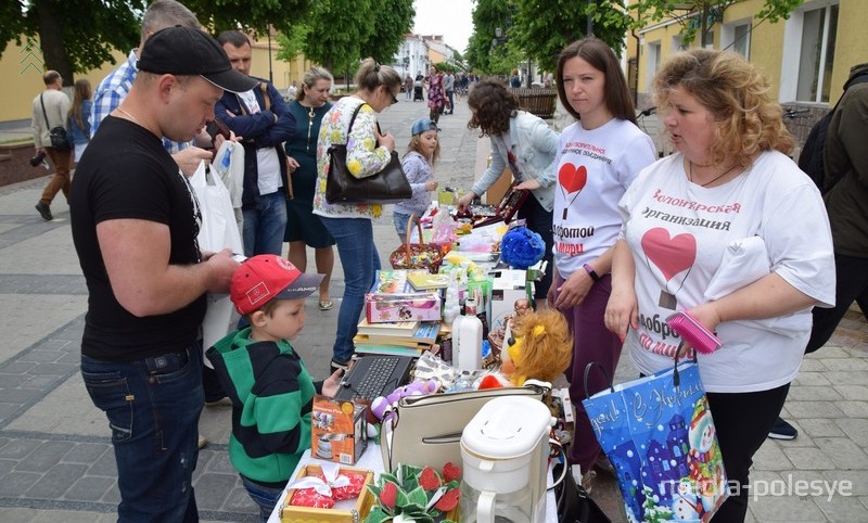 На распродаже можно купить полезные вещи. Фото из архива Медиа-Полесья