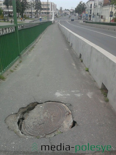 Мост через Пину, тротуар