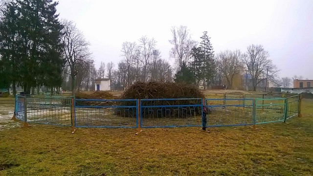 Костёр, где сожгут чучело зимы в парке