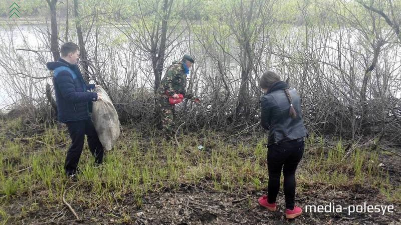 Школьники тоже приобщились к полезному делу. Руководитель секции «Юные охотники и рыболовы» Владимир Каллаур вместе с ребятами наводил порядок в районе Копанца