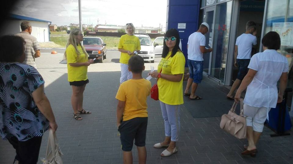 Волонтёры «Театра под открытым небом» в Столине. Фото со странички в Фейсбуке М. Скребейко