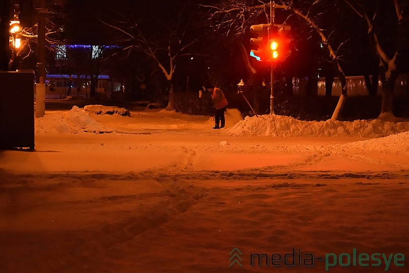 Подходы к пешеходным переходам чистят вручную. Дворников по сравнению с предыдущими годами почти не видно