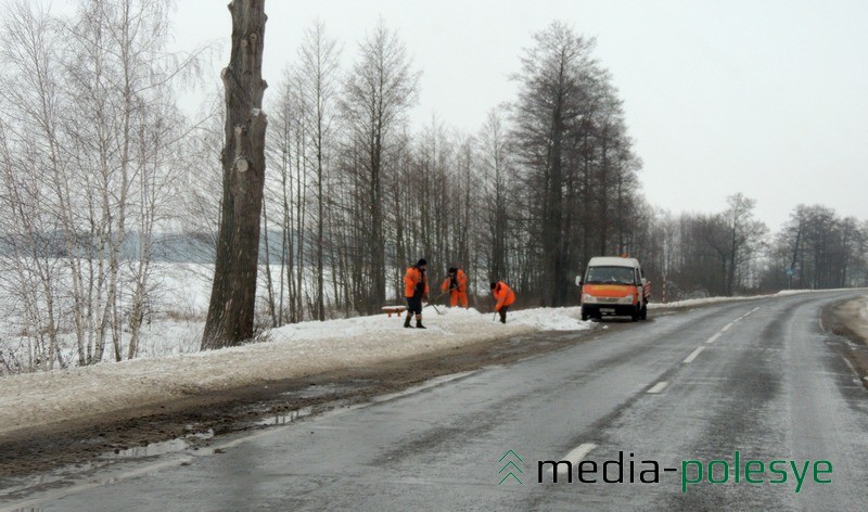 Работники дорожной службы чистят остановки вне населённых пунктов