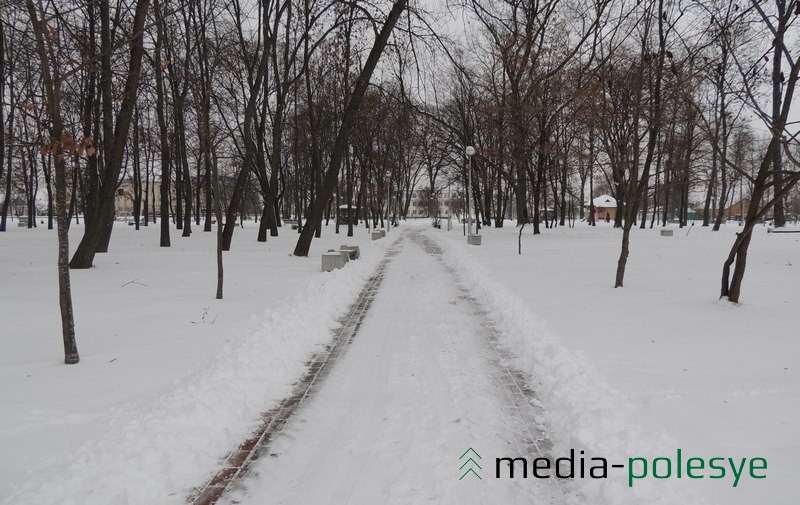 В городском парке с дорожек убрали снег