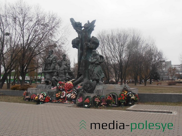 Мемориал вызывает чувство уважения к мужественным советским партизанам и не располагает к проявлению бурных общественно-политических страстей.