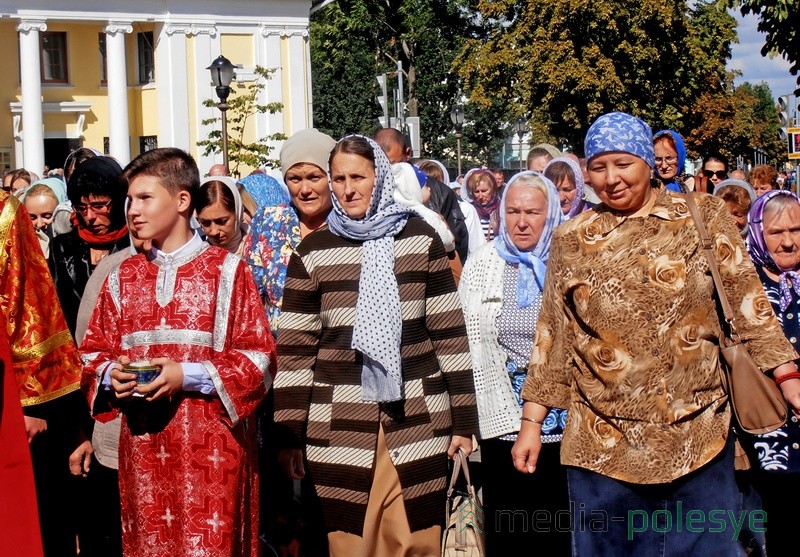 В крестном ходе принималиучастие около сотни прихожан пинских православных церквей